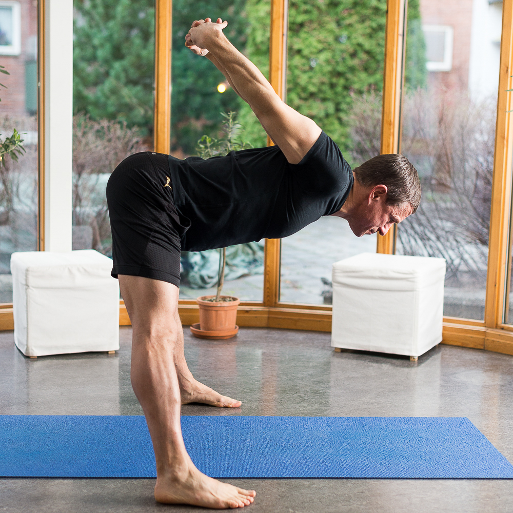 Foroverbøy med brede ben